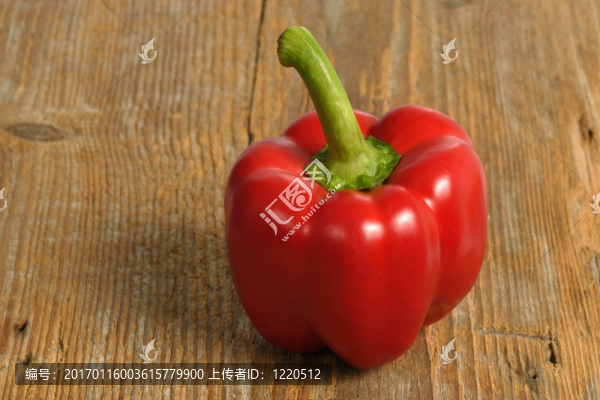 木材上的紅辣椒