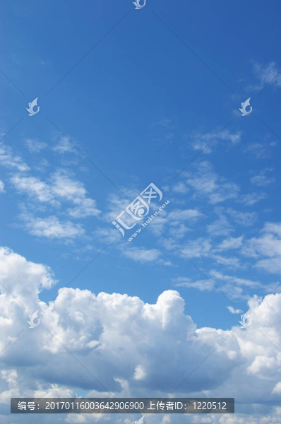 藍(lán)色天空中的白云