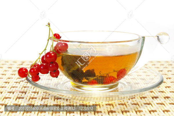 在一個透明的杯葡萄干和茶