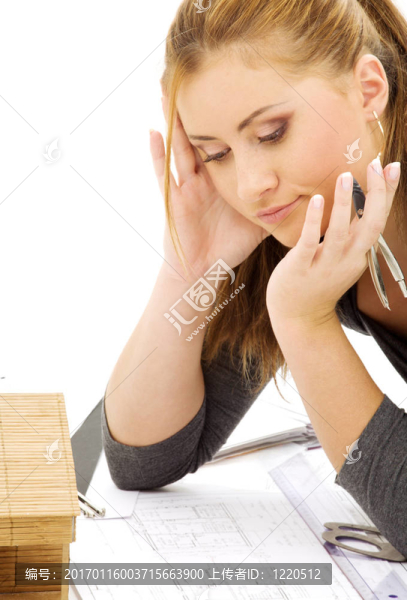 建筑師在工作的女孩-匯圖網(wǎng) www.fosd68.com 建筑師在工作的女孩