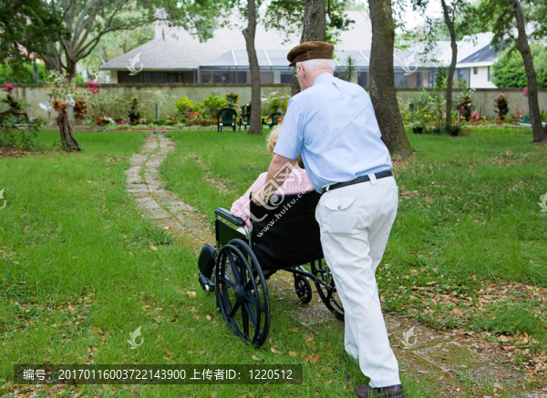 一起在花園的小路上