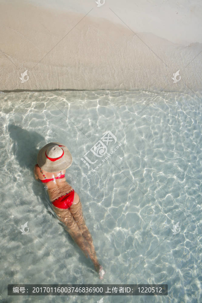 海中的女人