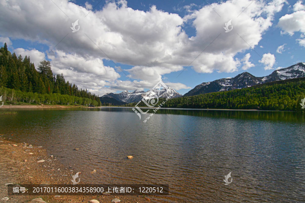 山上的湖