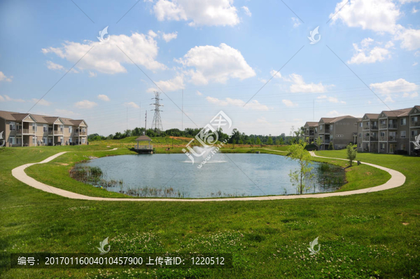 公寓住宅在池塘