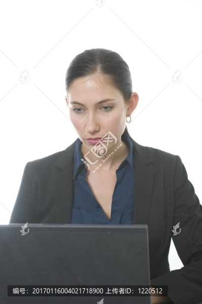 嚴(yán)肅的女人在電腦上