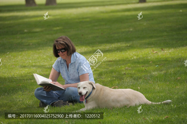 在公園里讀書的女人