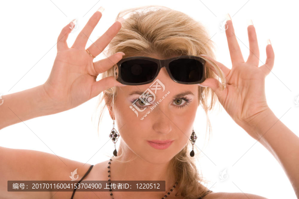 女人帶著墨鏡