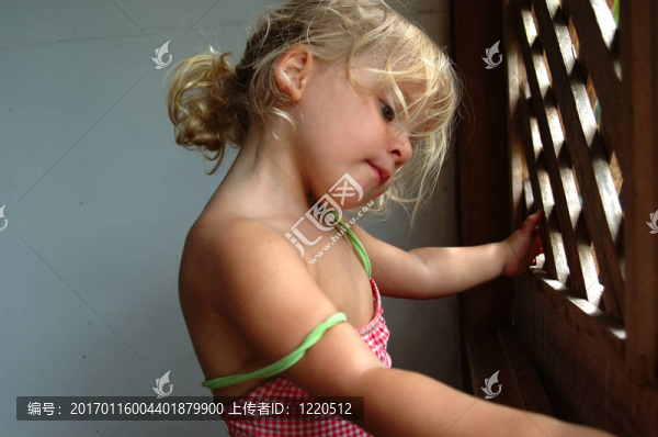 快樂(lè)的小女孩