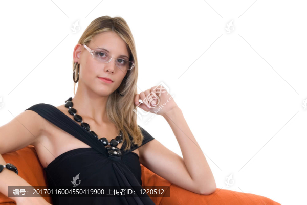 優(yōu)雅的女士在椅子上