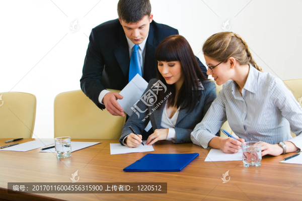 在董事會會議室