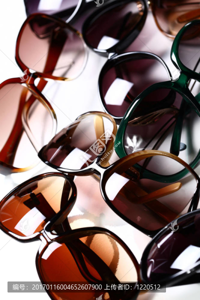 時(shí)髦的眼鏡-匯圖網(wǎng) www.fosd68.com 時(shí)髦的眼鏡