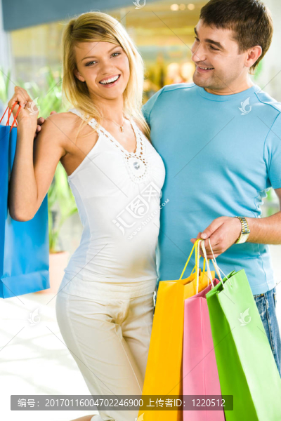 夫婦在商店