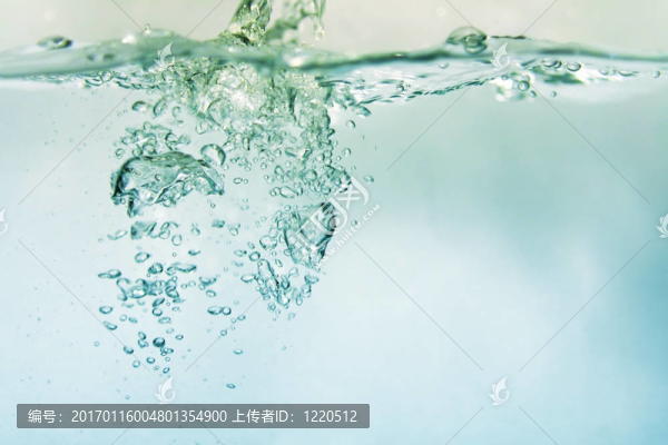 潑水