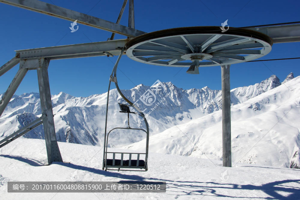 空的滑雪纜車