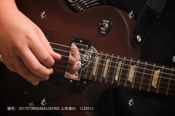 音樂家演奏他的吉普森