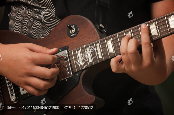 音樂(lè)家演奏他的吉普森