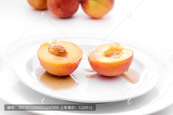 在白盤子上有糖漿的新鮮桃子