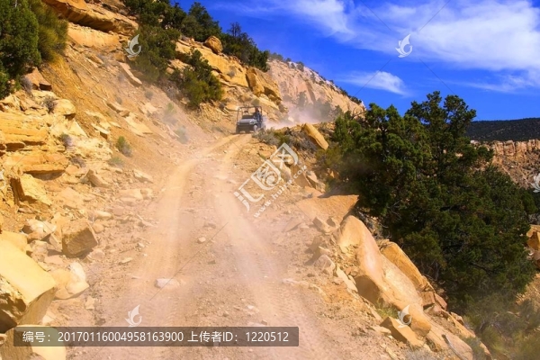 塵土飛揚的沙漠公路