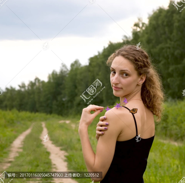 成年女性與蝴蝶
