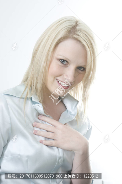 微笑的金發(fā)女郎