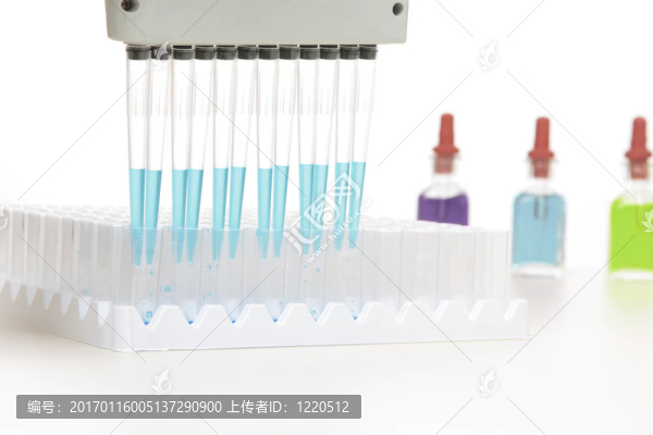 在研究中使用吸管的科學(xué)家