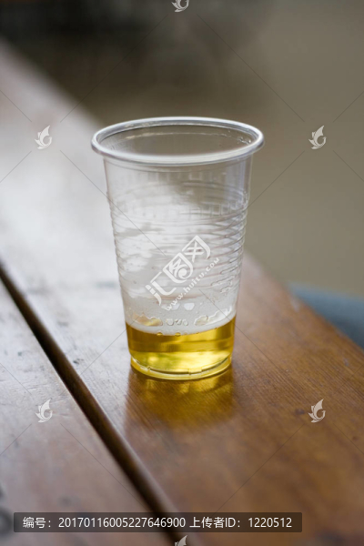 塑料玻璃中的冷啤酒