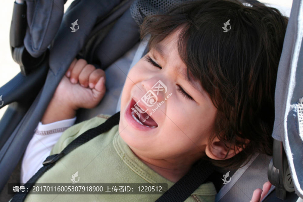 孩子哭在推車