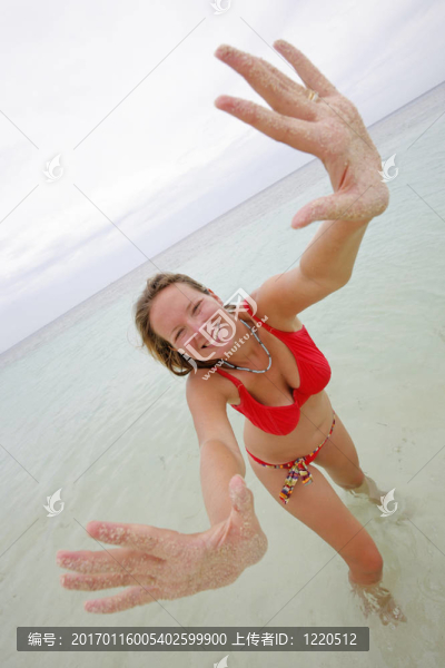 與Sandy,Hands的女人