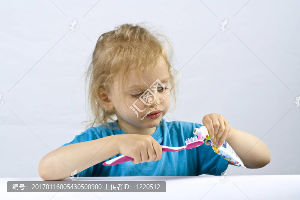 孩子刷牙