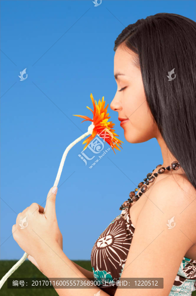 女孩拿著花