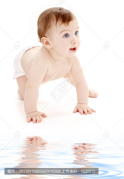 爬行的嬰兒男孩抬頭