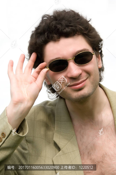 太陽眼鏡的人微笑