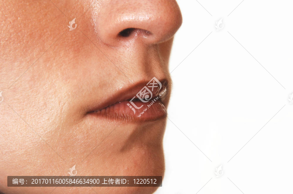 一個女孩的嘴唇。