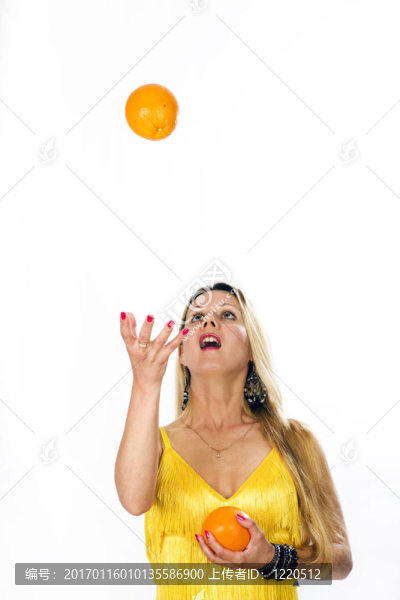 金發(fā)女郎和橘子