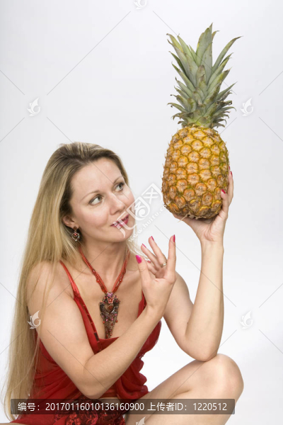 女人與菠蘿