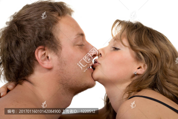 年輕的接吻夫婦的肖像。白色2上的分離
