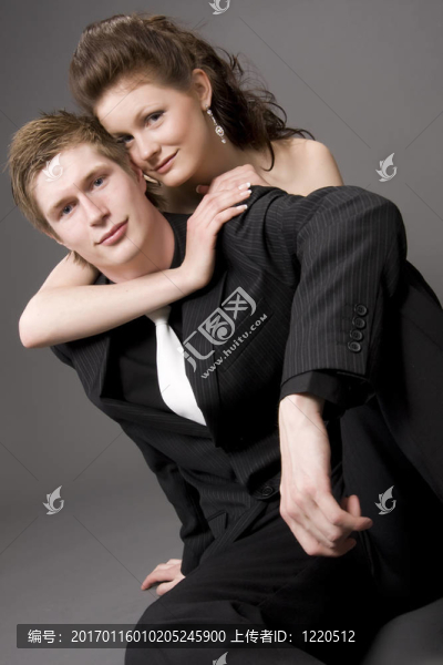 美麗的年輕夫婦-匯圖網(wǎng) www.fosd68.com 美麗的年輕夫婦