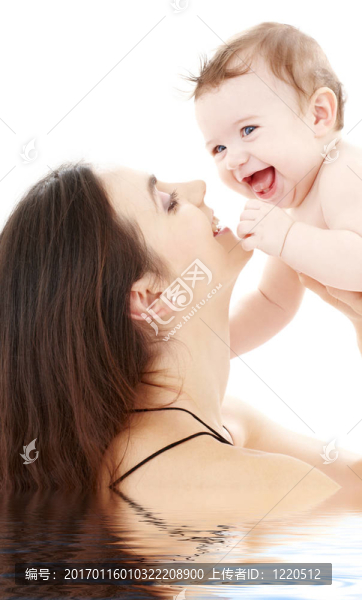 笑藍(lán)眼睛的嬰兒玩媽媽