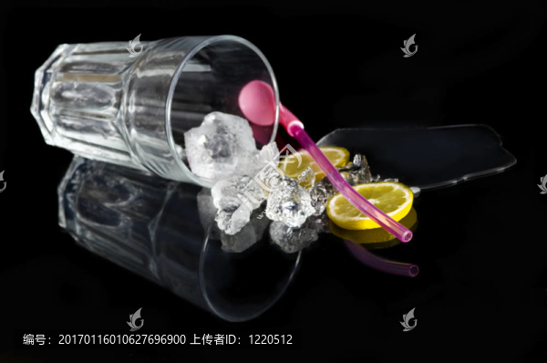 墮落的雞尾酒杯