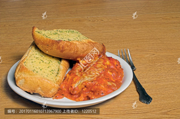 面條和大蒜面包