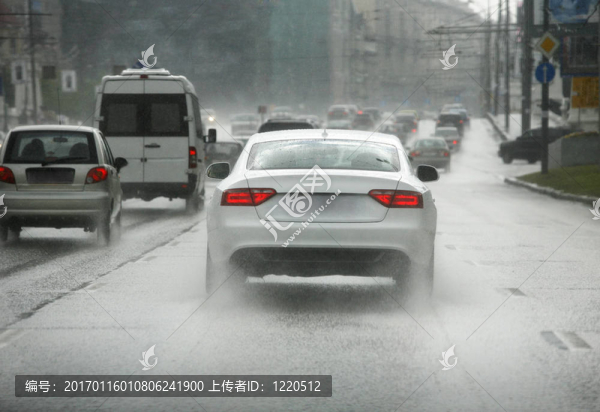 路在雨中