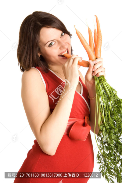 21周快樂的孕婦與新鮮胡蘿卜