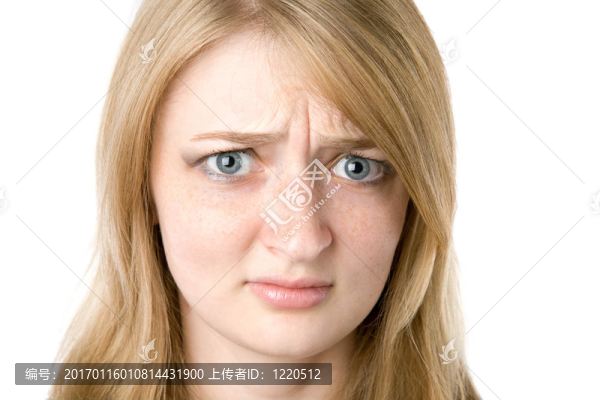 生氣的年輕女人。