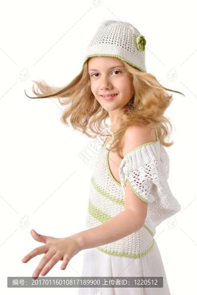在白色布上的小女孩