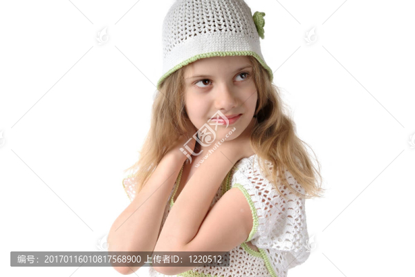 在白色布上的小女孩