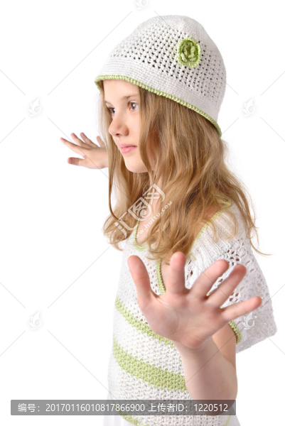 在白色布上的小女孩