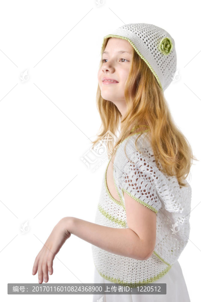 在白色布上的小女孩