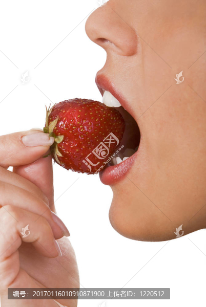 咬一個草莓
