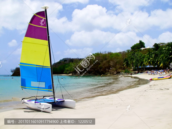 雙體船在海灘上