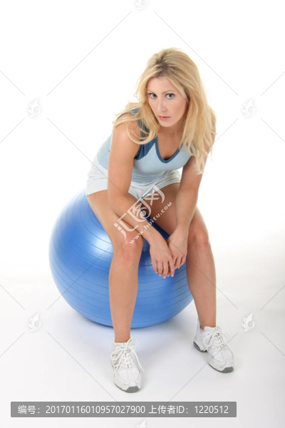 運動球上的女人